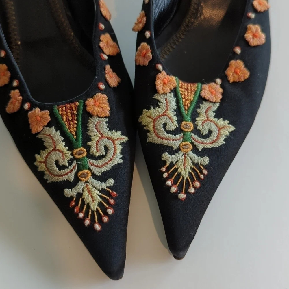 Fendi Vintage Embroidered black satin Boho kitten Heels size 6 - Picture 10 of 12